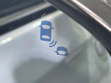 【ブラインドスポットインフォメーション】走行中、ドアミラーの死角になりやすい箇所に後続車が接近するとサイドミラー付近に警告を表示、ドライバーに注意喚起をしてくれます。