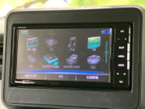 停車中にTVや動画を楽しめる機能付き。休憩時間にエンターテイメントを満喫できます。長距離移動も快適に。
