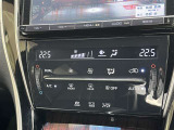 運転席と助手席(または後席)でそれぞれお好みの温度設定ができる「デュアルエアコン」を搭載しています!「暑がり」「寒がり」といった体感温度の違いによるストレスがなくなります。