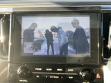 停車中には、TVや動画などを楽しめます。後部座席での移動時間を、より快適に過ごせる機能です。