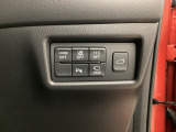各種機能の切替スイッチは運転席パネル下に集約されています。任意で切り替え可能なため状況に合わせてお使いください。