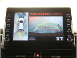 【パノラマモニター】に搭載した4つのカメラにより、車を真上から見ているような映像を表示。運転席から確認しにくい車両周囲の状況を把握できます。