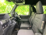 運転席周りはシンプルで機能的。操作性も良く、運転に集中できます。視認性の高いメーター類は、安全運転をサポートします。快適なドライビング体験を提供します。