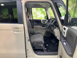広々とした室内空間は、開放感にあふれています。運転席からの視界も広く、運転操作もスムーズに行えます。快適なドライブを楽しめます。
