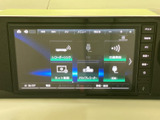 様々な情報を鮮明に表示。操作も簡単で、直感的に機能を利用できます。快適なカーライフをさらに豊かにします。