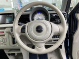 握りやすいステアリングは、長距離運転でも疲れにくい設計。オーディオ操作などもステアリングから手軽に操作できます。