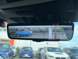 【スマートリヤビューミラー】後席の大きな荷物や同乗者で後方が確認しづらい時でも安心!カメラが撮影した車両後方の映像をルームミラー内に表示。クリアな視界で状況の確認が可能です!
