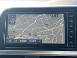高精細な地図表示で、運転をサポートします。分かりやすいインターフェースで、スムーズなナビゲーションを実現。目的地への到着を安心してお任せください。