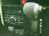 操作しやすいウインカーレバーは、スムーズな車線変更をサポート。直感的な操作で、安全運転をサポートします。運転の信頼性を高めます。
