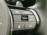 様々な情報を分かりやすく表示するモニター画面。車両情報や設定変更など、運転に必要な情報を一目で確認できます。快適なドライブをサポート。