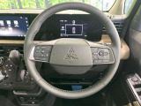 インテリアに合わせたデザインのステアリングは、運転される方のことも考え、運転しやすい形状、大きさです。是非一度、実際に触ってお確かめください。