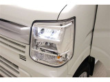 LEDヘッドライトです。デザイン性がよくとても明るいので、夜間の走行や悪天候でも安心です。しかも長寿命!