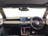 運転席は、大きな座面と包み込むような背もたれがドライバーの身体全体をしっかり支えます。上質なシート素材と座り心地のよいクッションを採用し、長時間の運転やコーナーの多い道も快適です