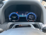 洗練されたデザインのメーターパネル。視認性が高く、運転に必要な情報を分かりやすく表示します。スタイリッシュな空間で、快適なドライブをサポートします。