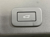 電動リアゲートは、ボタンやリモコンでバックドアを自動開閉できる機能です。楽に開閉でき、ゲートが開く高さの記憶や安全のための挟み込み防止機能も備えています。