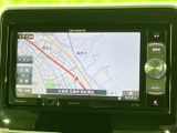 見やすい地図表示で、初めての道でも安心。細部まで鮮明に表示されるため、スムーズなナビゲーションをサポートします。運転に集中できる環境です。