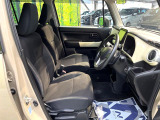 運転席まわりには十分なスペースがあり、大柄な方でもゆったり運転していただける環境です。