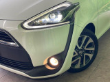 【LEDヘッドライト】悪天候や夜間走行時も良好な視界を確保し安心して運転できる高輝度LEDヘッドライトを装備!点灯速度が早く、消費電力も抑えられています。