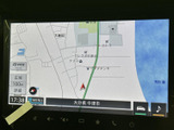 見やすい地図表示で、目的地までスムーズに案内。渋滞情報も活用し、効率的なルートを選択できます。運転に集中できる環境です。