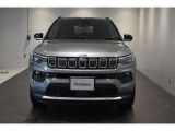 Jeep伝統の7スロットグリルが存在感ありますね。