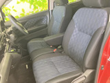 運転しやすい配置と、優れた視認性が魅力。操作性に優れたステアリングと、快適なシートが、運転の楽しさを高めます。