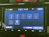 ラジオやCD、Bluetooth接続など、多彩なソースに対応しています。お好みの音楽を楽しみながら、快適なドライブを体感してください。