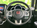 握りやすいステアリングで、運転操作をサポート。スポーティーなデザインも魅力です。操作性にもこだわった仕上がりです。