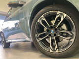 BMWの純正アロイホイールは軽量かつ強度にも優れているホイールで走行性能を引き上げる設計になっております。足元にもBMWは妥協がなくこだわっている個所になります。