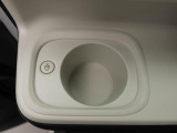 ホットドリンクをちょうどいい温度でキープしてくれる保温機能付きのホッとカップホルダー(前席)。ほっこり快適にドライブをサポート。