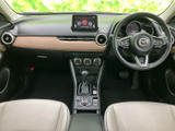 開放感のある室内空間が広がります。ドライバー視点からの視界も広く、運転に集中できるでしょう。快適な空間で過ごせます。