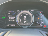 見やすいデザインのメータークラスター。必要な情報を一目で確認でき、運転に集中できるレイアウトです。