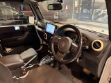 ステアリングを握ればJeepワールドが目の前に広がります。