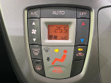 【オートエアコン】一度お好みの温度に設定すれば、車内の温度を検知し風量や温度を自動で調整。暑い&hellip;寒い&hellip;と何度もスイッチ操作をする必要はありません。快適な車内空間には必須の機能ですね♪