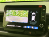鮮明な地図表示で、目的地までの道順を分かりやすく案内します。運転に集中しながら、スムーズな移動をサポートしてくれる頼もしい相棒です。