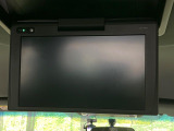 【12.1型フリップダウン】大画面モニターで後席でもエンタメをお楽しみいただけます。家族や友人とお出かけする機会が多い方に大人気です♪