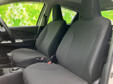 運転席からの視界は広く、運転操作もスムーズに行えます。シートの形状も工夫されており、長時間の運転でも疲れにくい設計です。