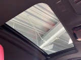 【サンルーフ】開放感たっぷりの希少装備、サンルーフが装着されています!車内に明かりを取り入れたり景色を楽しむ以外にも、車内の空気も簡単に換気できて快適です!