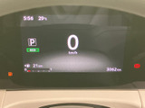 視認性の高いメーター類が、運転に必要な情報を的確に伝えます。直感的に操作でき、安全運転をサポートします。