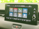 様々な情報を一覧表示。車両の状態や操作メニューを直感的に確認でき、快適なドライブをサポートします。
