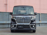 天井も両サイドも真っ直ぐなBOX型のボディだから、頭上も肩まわりも余裕たっぷり。開放感のあるリラックス空間で、運転中の動作もラクラクです。