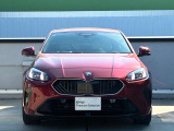 【BMWの伝統】BMWの特徴的な&ldquo;キドニーグリル&rdquo;は、80年以上続く伝統の形でございます。変わらないこだわりのデザインが、プレミアムブランド&ldquo;BMW&rdquo;を創り出します。