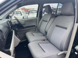運転席からの視界は良好で、運転操作もスムーズ。人間工学に基づいたシートデザインで、長時間の運転でも疲れにくいです。