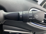 操作しやすい位置に配置されたウインカーレバー。確実な操作感で、安全な車線変更をサポートします。直感的に使える設計です。