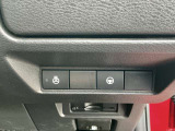運転席右側に各種スイッチが集約されています!車線逸脱警報システム、衝突軽減ブレーキ、踏み間違い防止装置付きで安全装備も充実しています