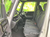 シンプルで機能的なデザインの室内空間。ドライバーが操作しやすい配置で、安全運転をサポートします。