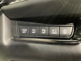 運転席脇のクラスタースイッチ部分にはカメラ切り替えスイッチ、パーキングセンサー、その他走行系スイッチを集中配置しております。