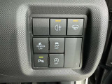 コーナーセンサーを車の前後に装備。障害物までの距離に応じて警告音を変えてお知らせ。縦列駐車時や駐車場・車庫などでの取り回しをサポートします。詳細は販売店スタッフまでおたずねください。