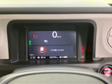 視認性の高いメーター類で、運転に集中できる環境です。デジタル表示で、車両情報もわかりやすく確認できます。日常の運転をサポートする機能が満載です。