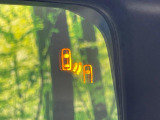 【ブラインドスポットモニター】走行中、ドアミラーの死角になりやすい箇所に後続車が接近するとサイドミラーのレンズに警告を表示!ドライバーに注意喚起をしてくれます。