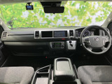 広々とした室内空間が魅力。ドライバーもゆったりとくつろげる、快適な運転席です。機能的な装備も充実しています。